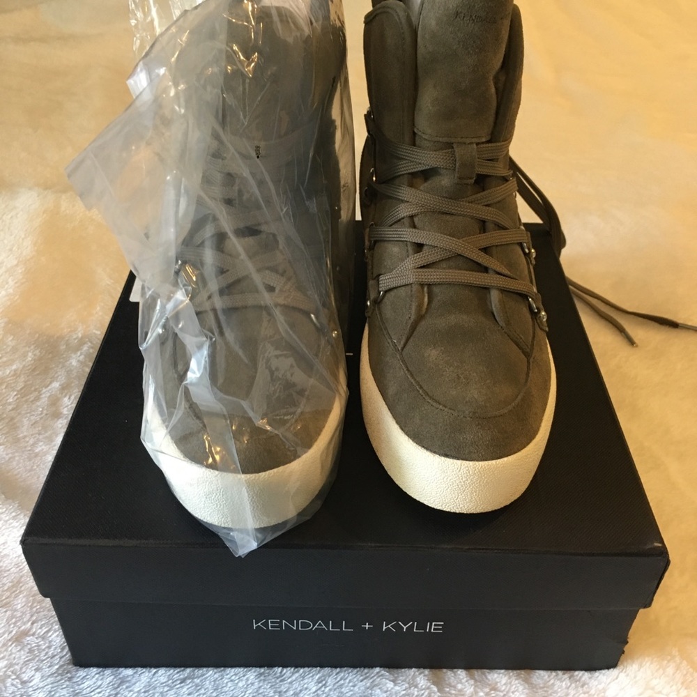 KENDALL + KYLIE Women Darby Fashion Sneaker 8 NIB